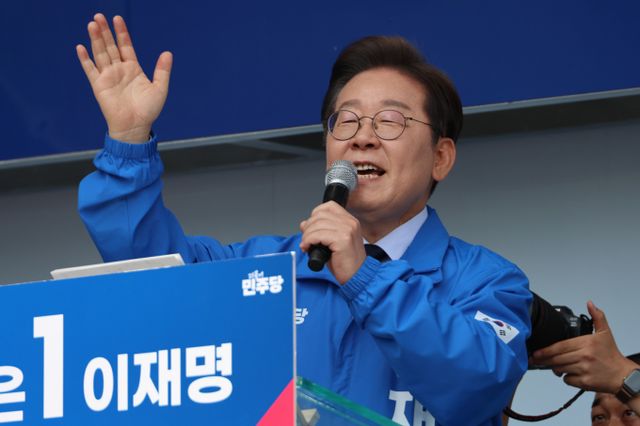  이재명 더불어민주당 대통령 후보는 13일 TK(대구·경북) 지역 유세 첫 방문지인 경북 구미역 광장에서 유세차량에 올라 "지역·진영을 가리지 말고 유능한 사람을 선택해달라"며 이같이 말했다.사진은 이재명 더불어민주당 대선 후보가 13일 경북 구미시 구미역 광장에서 열린 유세에서 지지호소를 하는 모습. /사진=공동취재