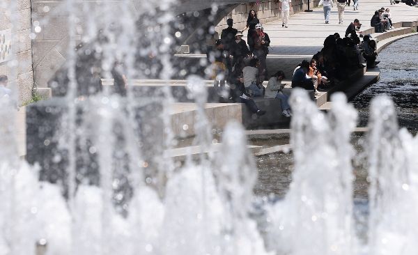 14일은 전국이 맑고 낮 최고기온이 28도까지 오르겠다. 사진은 서울 낮 최고 온도 25도를 기록하며 초여름 날씨를 보인 지난 13일 서울 중구 청계천을 찾은 시민들이 휴식을 취하고 있는 모습. /사진=뉴스1