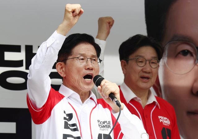 김문수 국민의힘 대선 후보가 13일 부산·울산·경남남도 지원 계획을 언급했다. 사진으 이날 울산 남구 신정시장 인근에서 유세하는 김 후보. /사진=뉴스1