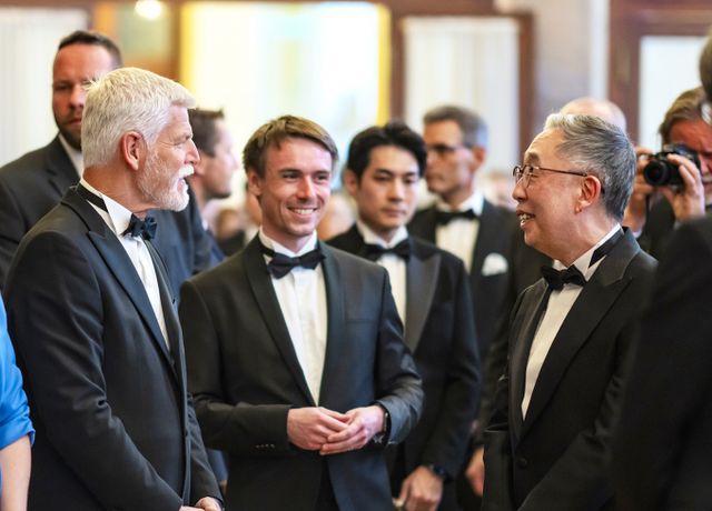 체코 ‘프라하의 봄 국제음악제’에 참석한 박지원 두산에너빌리티 회장(사진 오른쪽)이 지난 12일 열린 개막공연 리셉션에서 페트르 파벨 체코 대통령(사진 왼쪽)과 만나 환담을 나누고 있다. /사진=두산에너빌리티 