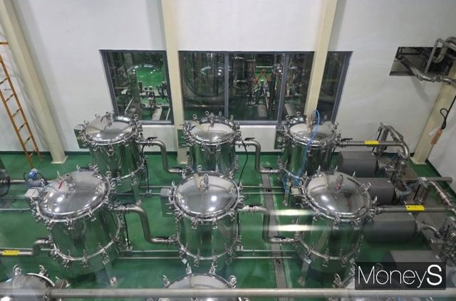 제주삼다수 원수 정수처리시설과 제품수 저장탱크. /사진=황정원 기자