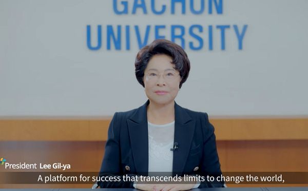 올해로 93세가 된 이길여 가천대학교 총장이 놀라운 동안 외모로 시선을 끌었다. 사진은 이길여 가천대학교 총장이 최근 학교 홍보 영상에 등장한 모습. /사진=유튜브 채널 '가천대학교' 캡처