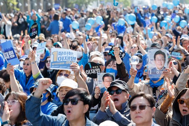 이재명 더불어민주당 대선후보가 지난 12일 열린 광화문 출정식에 대해 "국민은 위대하다"고 치켜 세웠다. 사진은 이날 이 후보 지지자들의 모습. /사진=뉴시스