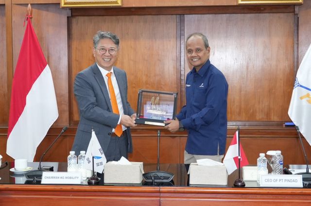 KGM이 최근 인도네시아 방산기업 핀다드와 렉스턴 KD 공급 물량 및 사업 확대를 위한 HOA를 체결했다. 사진은 관련 체결식에 참석했던 곽재선(왼쪽) KGM 회장과 시깃 산토사 핀다드 대표. /사진=KGM