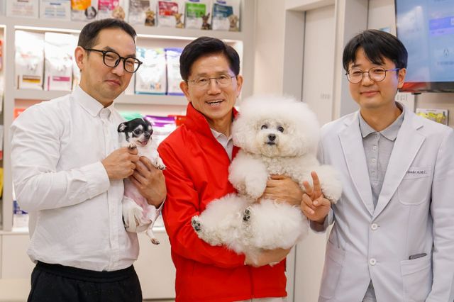 김문수 국민의힘 대선 후보(가운데)가 반려동물을 위한 정책 논의를 이어갈 계획이다. /사진=국민의힘