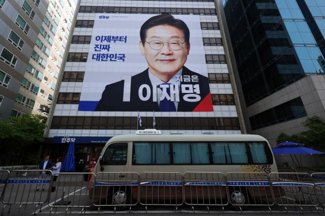 홍준표 전 대구시장의 지지자 모임인 '홍준표와 함께한 사람들'(홍사모‧홍사랑‧국민통합연대‧홍준표캠프SNS팀)이 제21대 대통령 선거에서 더불어민주당 이재명 후보를 지지하겠다고 공식 선언했다. 사진은 13일 오전 서울 영등포구 여의도 더불어민주당 당사에 이재명 제21대 대통령 후보의 대형 현수막이 걸려 있는 모습. /사진=뉴스1