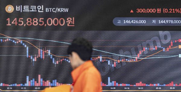 비트코인이 2029년에는 100만달러를 돌파할 수 있다는 전망이 나왔다. 사진은 가상화폐 비트코인이 미·중 무역 협상 기대감에 주말 동안 1억4600만원대를 회복하며 80일 만에 반등한 지난 12일 서울 강남구 빗썸 고객 라운지 전광판에 시세가 나오고 있는 모습. /사진=뉴시스