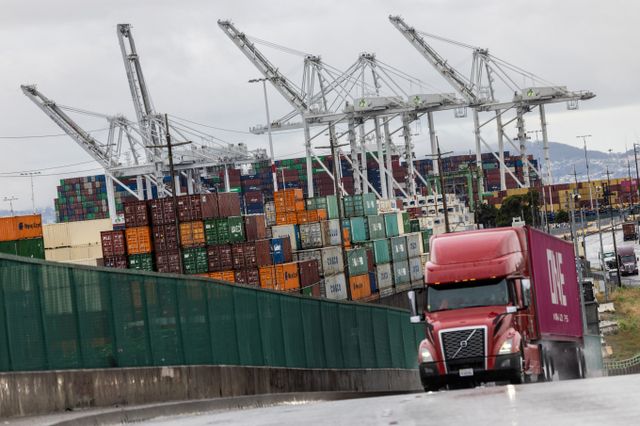 미국 기업들이 미국과 중국의 관세 부과 일시 유예가 합의되자 서둘러 중국 공장에 출하 지시를 내렸다. 사진은 지난 12일(현지시각) 미국 캘리포니아주 오클랜드 항구에 운송 컨테이너가 쌓여있는 모습. /사진=로이터