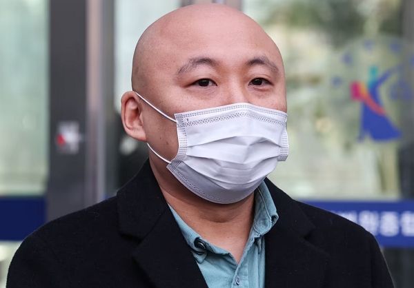 웹툰작가 주호민씨의 아들을 정서적으로 학대한 혐의를 받는 특수교사가 2심에서 무죄를 선고받았다. 사진은 주호민씨가 지난해 2월1일 경기 수원시 영통구 수원지방법원에서 취재진의 질문에 답하고 있는 모습. /사진=뉴스1
