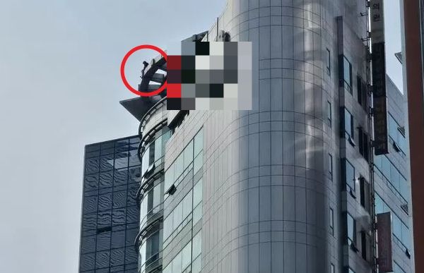 서울 강남구에서 또 투신 소동이 벌어졌다. 사진은 강남역 앞 15층 높이 건물 옥상 난간에 올라간 시민의 모습. /사진=온라인 커뮤니티 캡처
