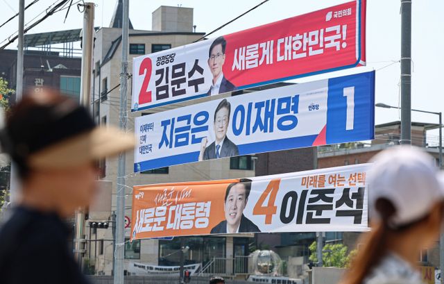 이재명 더불어민주당 대통령 후보가 김문수 국민의힘 후보와 이준석 개혁신당 후보, 누구와 맞붙어도 각각 16%p(포인트) 이상 격차로 앞선다는 여론조사 결과가 나왔다.사진은 제21대 대통령 선거 공식 선거운동이 시작된 12일 서울 시내 한 거리에 이재명 더불어민주당 대통령 후보, 김문수 국민의힘 대통령 후보, 이준석 대통령 후보의 현수막이 걸려 있는 모습. /사진=뉴스1