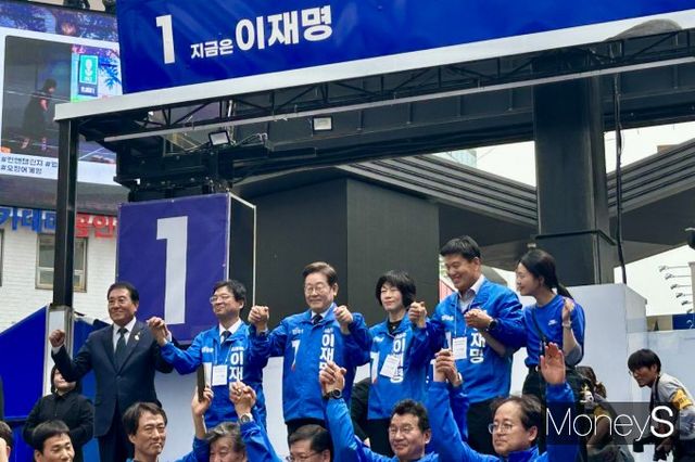 이재명 더불어민주당 대통령 후보가 '보수의 심장' 대구를 찾아 "재매이가 남이가 한 번 해주시라"며 TK(대구·경북) 지역 유권자들에게 지지를 호소했다. 사진은 이 후보가 13일 대구 중구 대구백화점 앞에서 진행된 유세에서 기념 촬영을 위해 포즈를 취하는 모습. /사진=김성아 기자