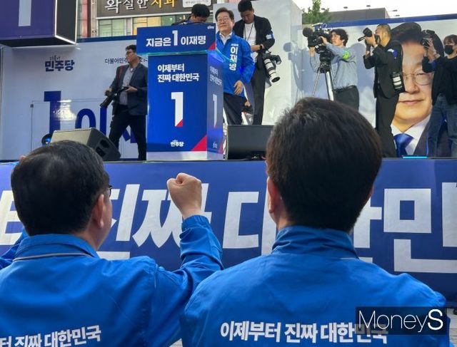 이재명 더불어민주당 대통령 후보가 외교·통상 정책에서도 이 후보가 표방하는 실용주의 노선을 견지하겠다는 의지를 드러냈다. 사진은 13일 대구 중구 동성로 대구백화점 앞 유세 현장에서 이 후보가 유세 발언에 나선 모습. /사진=김성아 기자