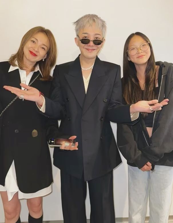 이종격투기 선수 겸 방송인 추성훈의 아내인 일본 톱 모델 야노시호(왼쪽)와 딸 추사랑(오른쪽)이 지드래곤을 만났다. 사진은 야노시호와 추사랑이 지드래곤과 함께 기념촬영 한 모습. /사진=야노시호 인스타그램 캡처