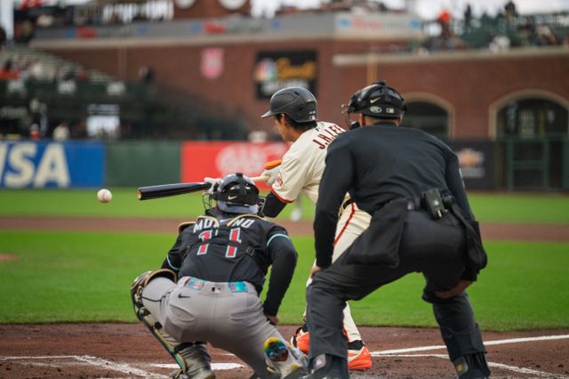 이정후가 4타수 1안타를 기록했다. 사진은 13일(한국시각) 미국 캘리포니아주 샌프란시스코 오라클파크에서 열린 샌프란시스코 자이언츠와 애리조나 다이아몬드백스 경기에서 기습 번트를 시도한 이정후의 모습. /사진=로이터