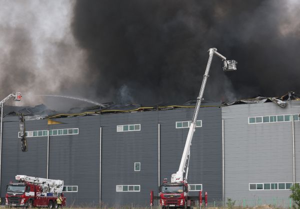 경기 이천시의 한 물류창고에서 불이 났다. 사진은 13일 오후 경기 이천시 부발읍 소재 대형 물류창고에서 화재가 발생해 검은 연기가 치솟고 있는 모습. /사진=뉴스1