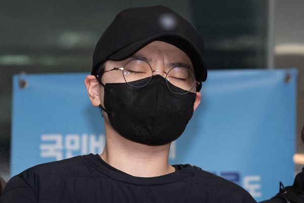  사기범 전청조가 교도소에서도 다른 재소자에게도 사기를 친 것으로 드러났다. 사진은 재력가 행세를 하며 30억여원을 편취한 혐의를 받는 전청조가 송치되는 모습. /사진=뉴스1