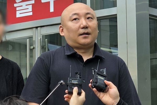 웹툰작가 주호민의 아들을 정서적으로 학대한 혐의로 재판에 넘겨진 특수교사가 항소심에서 무죄를 선고받았다. 사진은 웹툰작가 주호민이 13일 수원지법 청사 앞에서 취재진들에게 입장을 밝히는 모습. /사진=뉴시스