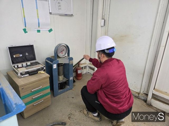 사진은 지난 12일 콘크리트 압축강도 시험 중인 이씨의 모습. /사진=유찬우 기자