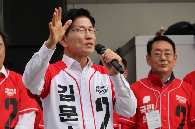 국민의힘이 우주·과학기술 공약을 14일 발표했다. 사진은 전날 부산 자갈치시장에서 유세를 진행하는 김문수 국민의힘 대선 후보. /사진=뉴스1(공동취재)