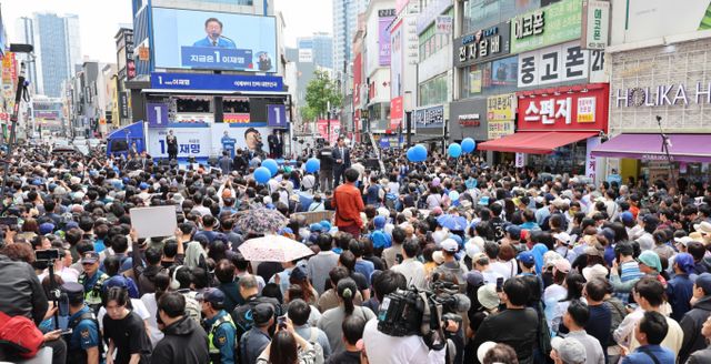 이 후보는 유세를 통해 탈이념·실용주의 노선도 재차 확인했다. 사진은 이재명 더불어민주당 대선 후보가 13일 대구 동성로 거리에서 집중 유세를 하는 모습. /사진=뉴스1