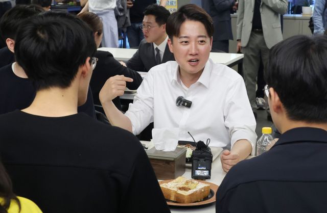 이준석 개혁신당 대선 후보가 13일 대구 북구 경북대학교를 찾아 학식을 먹으며 학생들과 대화하고 있다. /사진=공동취재 