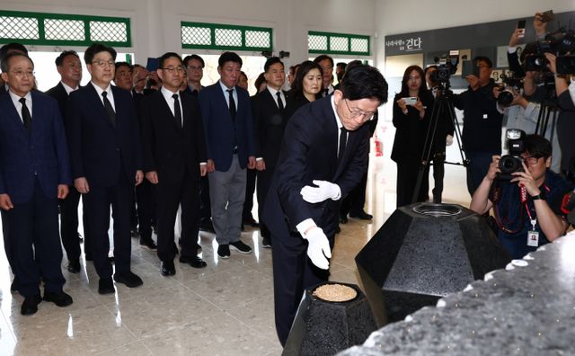 김문수 국민의힘 대선 후보가 13일 순국선열 참배에 나섰다. 사진은 이날 대구 동구 국립신암선열공원에서 참배하는 김 후보. /사진=뉴스1