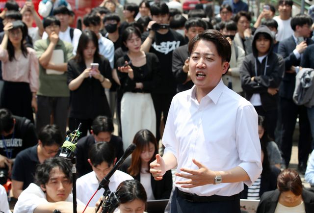 이준석 개혁신당 대선 후보가 13일 대구 북구 경북대학교를 찾아 학생들과 점심 식사를 앞두고 복지관 앞에서 발언하고 있다. /사진=공동취재