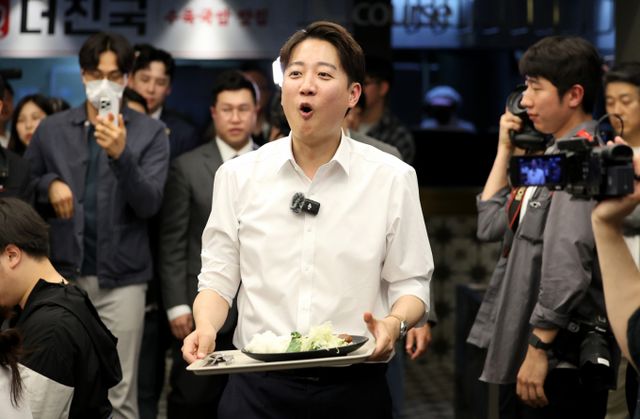 이준석 개혁신당 대선 후보가 13일 대구 북구 경북대학교를 찾아 학식을 배식 받은 뒤 이동하고 있다. /사진=뉴시스 