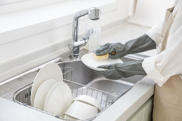 남편이 싱크대에서 소변을 눈 것을 보고 충격받았다는 여성이 사연을 전했다. 사진은 기사의 이해를 돕기 위한 삽화. /삽화=이미지투데이