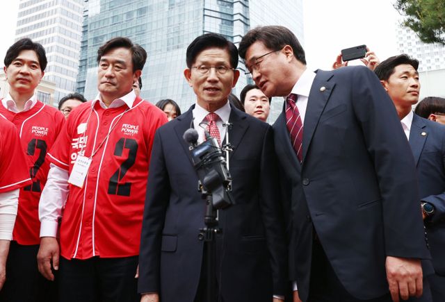 (부산=뉴스1) 김민지 기자 = 김문수 국민의힘 대통령 후보가 13일 부산 산업은행 이전 부지를 찾아 브리핑을 듣던 중 김대식 의원의 얘기를 듣고 있다. 2025.5.13/뉴스1 Copyright © 뉴스1. All rights reserved. 무단 전재 및 재배포, AI학습 이용 금지. /사진=(부산=뉴스1) 김민지 기자