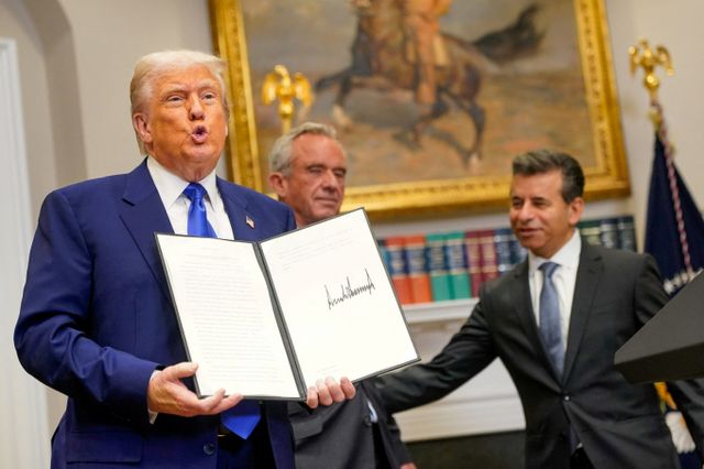 도널드 트럼프 미국 대통령이 미국 처방약 가격을 다른 고소득 국가 수준으로 인하하라는 내용이 담긴 행정명령에 서명했다. 사진은 트럼프 대통령이 지난 12일(현지시각) 미국 워싱턴D.C 백악관 루즈벨트룸에서 기자회견 하는 모습. /사진=로이터 