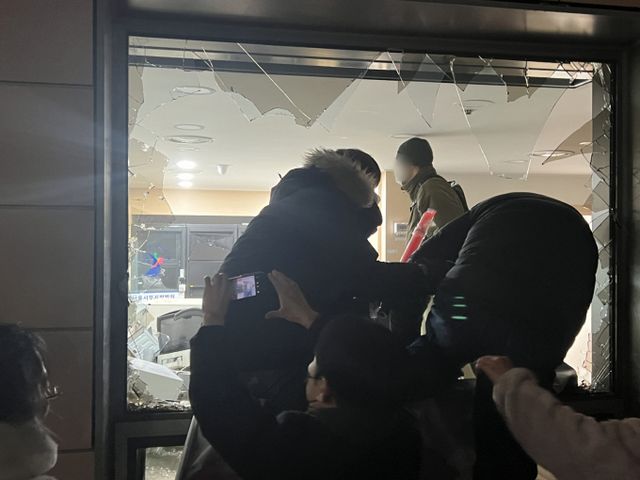 지난 1월 윤석열 전 대통령의 구속영장 발부 소식을 듣고 서울서부지법에 침입해 난동을 부린 이들의 첫 재판 결과가 14일 나온다.사진은 지난 1월19일 윤석열 대통령에 대한 구속영장이 발부되자 서울 서부지법에 지지자들이 진입해 난동을 부린 모습. /사진=뉴스1