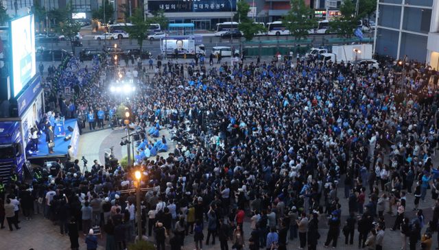 이 후보는 이날 유세에서 줄곧 유권자들에게 '색깔'이 아닌 '능력'으로 정치인을 선택해달라고 당부했다. 사진은 이재명 더불어민주당 대선 후보가 13일 울산 남구 롯데백화점 울산점 광장에서 열린 유세에서 지지호소를 하는 모습. /사진=뉴시스