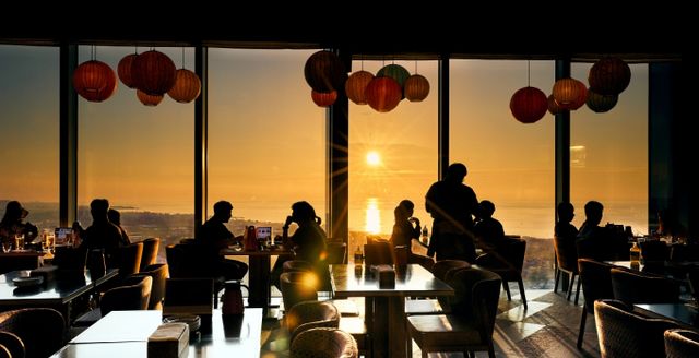 제주 드림타워 리조트가 최성수기가 아닌 4월과 5월에 역대 최다 고객 수 증가율을 기록하고 있다고 밝혔다. 사진은 38층에 위치한 '포차' 해넘이 전경. /사진=롯데관광개발