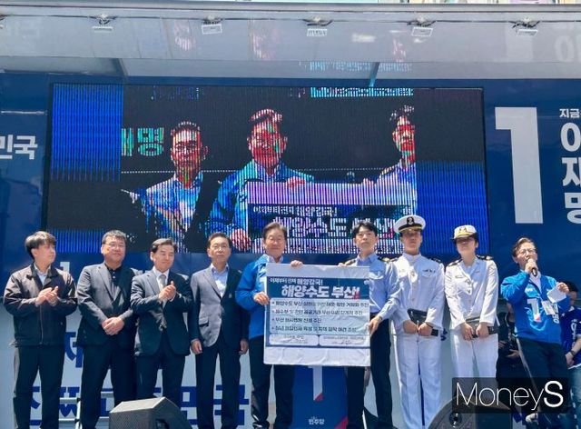 이재명 더불어민주당 후보는 14일 당의 약세 지역으로 꼽히는PK 지역을 찾아 "압도적 승리가 아닌 반드시 승리하는 것이 목표"라며 "이기기 위해 죽을힘을 다하고 있다"고 지지를 호소했다. 사진은 이 후보가 부산을 찾아 해양수도 부산을 위한 정책 약속을 맺는 모습, /사진=김성아 기자