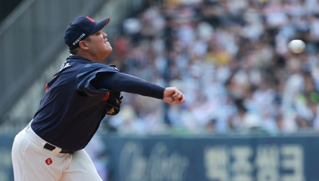 롯데 자이언츠 투수 한현희가 어깨 부상으로 팀을 떠난 찰리 반즈를 대신해 선발 마운드에 오른다. 사진은 2024시즌 롯데 자이언츠에서 활약한 한현희의 모습. /사진=뉴시스 /사진=고범준