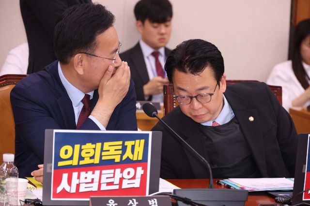 국회 법제사법위원회가 더불어민주당 주도로 14일 공직선거법 개정안을 통과시켰다. 사진은 이날 서울 여의도 국회에서 열린 법제사법위원회 전체회의에서 대화하는 유상범 국회 법사위 국민의힘 간사(왼쪽)와 곽규택 의원. /사진=뉴시스