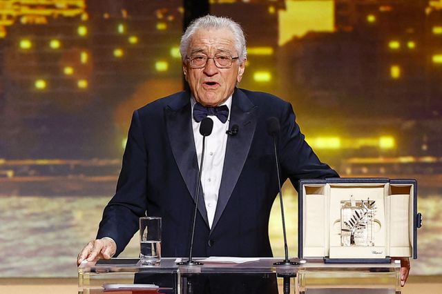 할리우드 배우 로버트 드니로가 제78회 칸 국제영화제에서 최근 해외 제작 영화를 대상으로 100% 관세 부과 방침을 시사한 도널드 트럼프 미국 대통령을 저격했다. 사진은 지난 13일(현지시각) 로버트 드 니로가 프랑스 칸에서 열린 제78회 칸 영화제 개막식에서 명예 황금종려상을 수상하고 연설하고 있는 모습. /사진=로이터