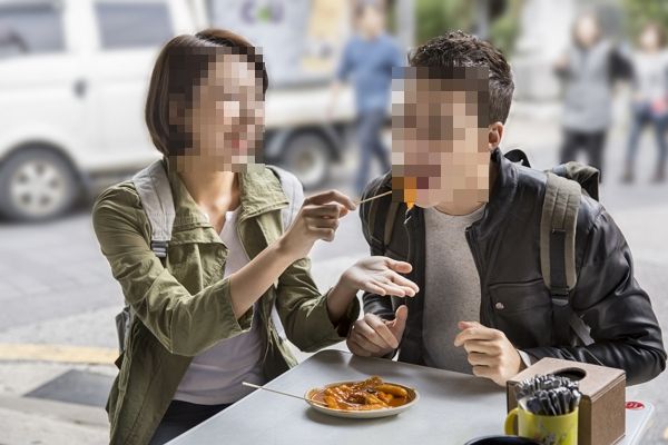 40세 미용실 원장이 21세 여자친구와 결혼을 고민 중이다. 사진은 기사의 이해를 돕기 위한 자료 사진. /사진=이미지투데이