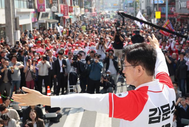 김문수 국민의힘 대선 후보가 14일 경남 밀양 유세를 통해 지방 정부 지원을 약속했다. 사진은 이날 경남 진주광미사거리에서 유세하는 김 후보. /사진=뉴시스(공동취재)