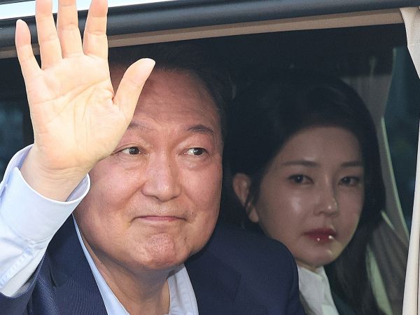 숙명여대가 김건희 여사의 석사 학위를 취소할 수 있는 내용의 부칙을 신설한다. 사진은 윤석열 전 대통령과 부인 김건희 여사가 지난달 11일 오후 서울 용산구 한남동 대통령 관저를 떠나 서초동 사저로 이동하며 지지자들과 인사를 하고 있는 모습. /사진=뉴스1(공동취재단)