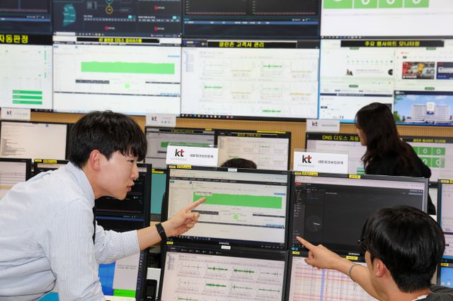 KT 직원들이 경기도 과천에 위치한 KT 통합관제센터에서 DDoS 등 사이버 공격에 대비하며 관제하는 모습. /사진=KT