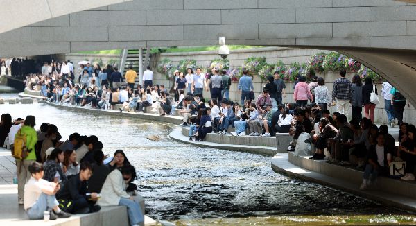 오는 15일은 전국 곳곳에 봄비가 내리겠다. 사진은 서울 25도 등 초여름 날씨를 보인 지난 13일 서울 청계천에서 직장인들이 점심시간을 이용해 그늘에서 휴식을 취하고 있는 모습. /사진=뉴스1