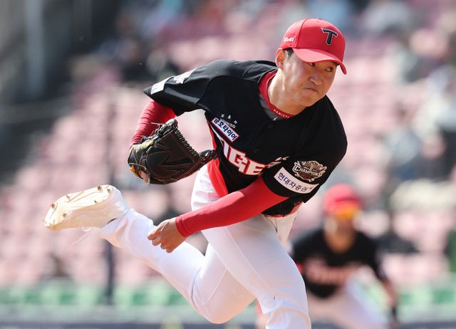 KIA타이거즈 윤영철이 교통사고를 당한 황동하를 대신해 선발 마운드에 오른다. 사진은 2025시즌 KIA타이거즈에서 활약한 윤영철의 모습. /사진=뉴시스 /사진=김금보