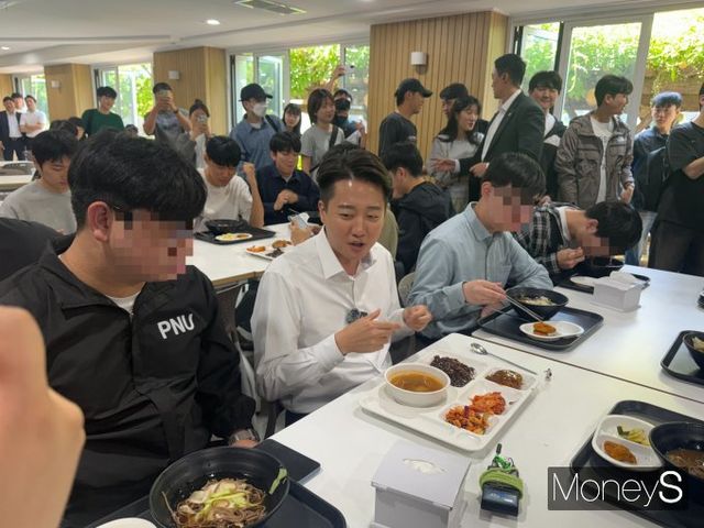 이준석 개혁신당 대선 후보가 14일 부산대학교에서 열린 '학식먹자' 정책토론을 진행했다. /사진=김서연 기자 