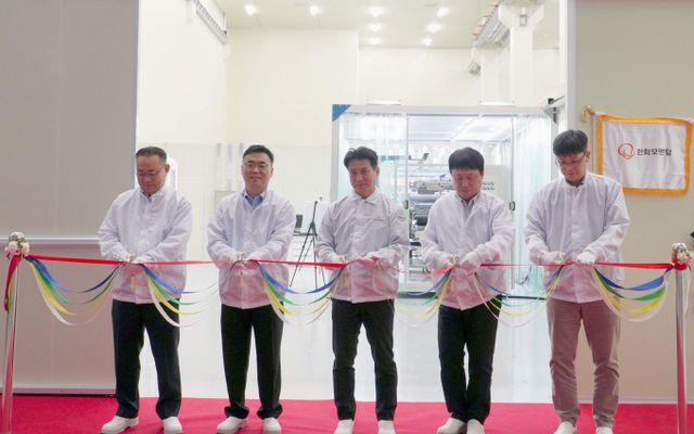 13일 류양식 한화모멘텀 대표(가운데)를 비롯해 (왼쪽부터)이창호 기획실장, 류희연 R&D센터장, 안우성 영업마케팅실장, 유도근 경영지원실장이 이차전지 R&D센터 공정 연구소 현판식 행사에 참여하고 있다. /사진=한화모멘텀 