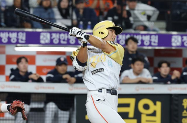 한화 이글스가 두산 베어스에게 패배해 13연승에 실패했다. 사진은 13일 대전 한화생명볼파크에서 열린 2025 신한 SOL 뱅크 KBO리그 한화 이글스와 두산 베어스의 경기에서 9회말 2아웃에서 동점 홈런을 때린 최인호의 모습. /사진=뉴스1