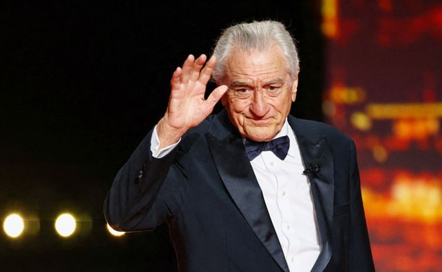 할리우드 배우 로버트 드니로가 제78회 칸 국제영화제에서 최근 해외 제작 영화를 대상으로 100% 관세 부과 방침을 시사한 도널드 트럼프 미국 대통령을 저격했다. 사진은 지난 13일(현지시각) 로버트 드 니로가 프랑스 칸에서 열린 제78회 칸 영화제 개막식에 참석해 손인사 하는 모습. /사진=로이터 