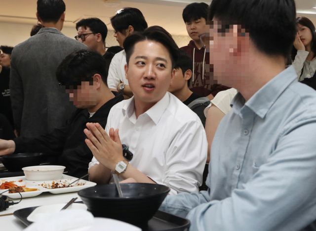 이준석 개혁신당 대통령 후보가 14일 부산 금정구 부산대학교를 찾아 학생들과 학식을 먹으며 대화하고 있다. /사진=뉴스1